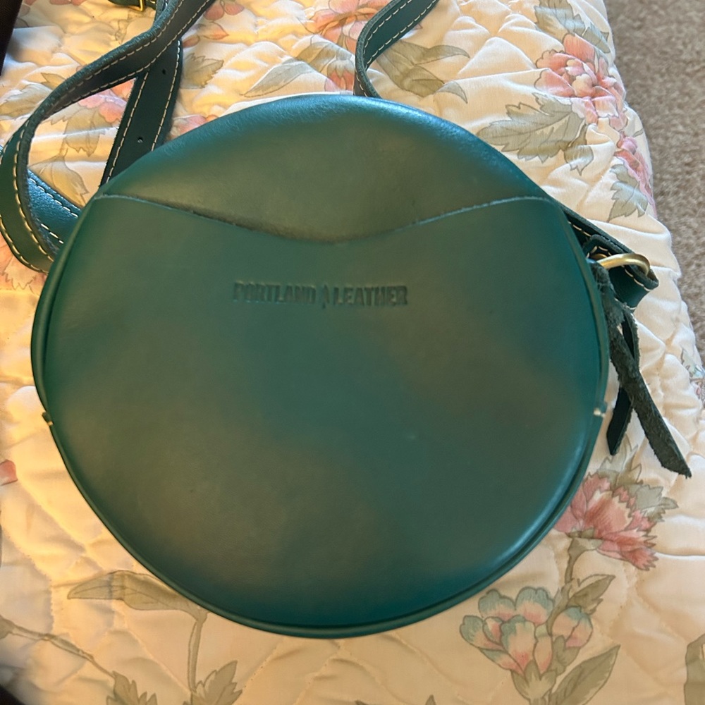 Portland Leather Goods Circle Crossbody green peacock